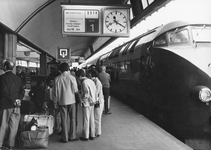 171317 Afbeelding van treinreizigers op het eerste perron van het N.S.-station Rotterdam C.S. te Rotterdam, met de ...